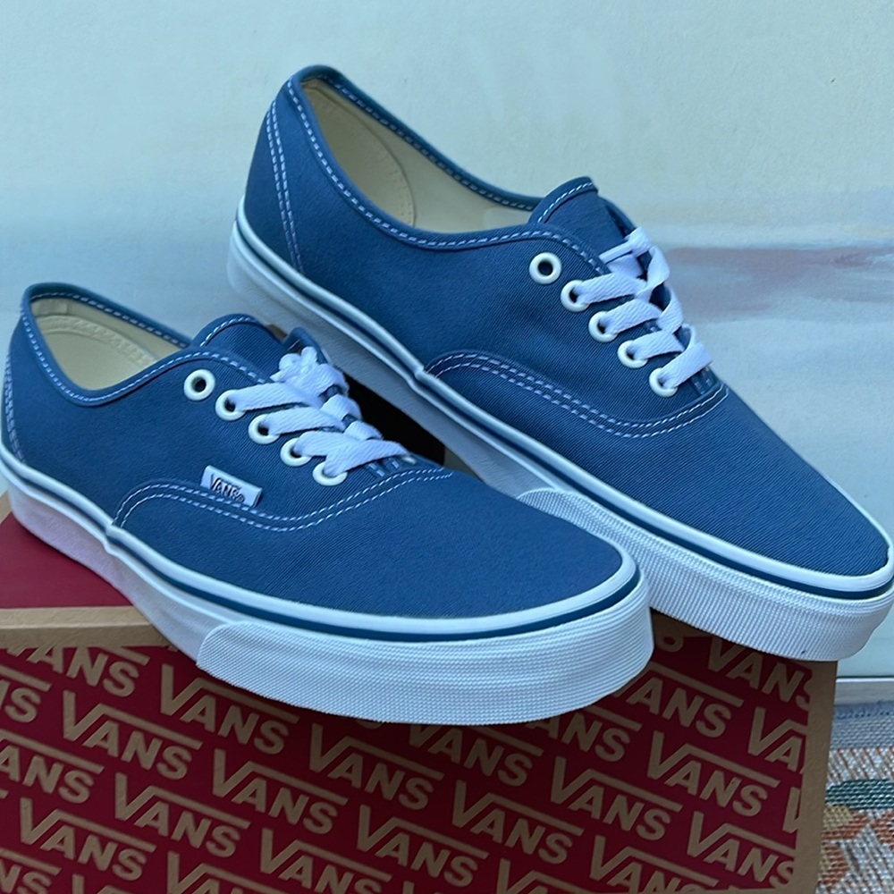Vans WMNS Authentic Navy
VN000EE3NVY
Sneakers - Picture 5 of 16